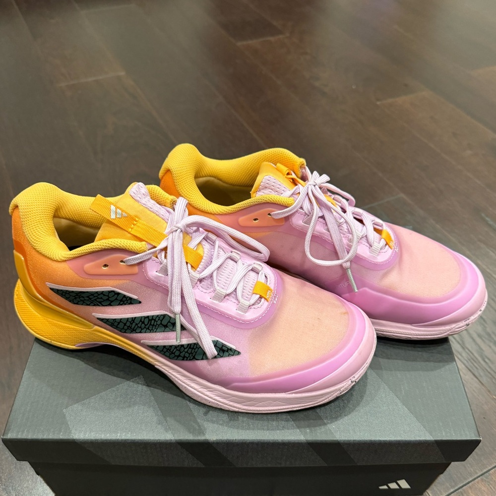 Adidas Avacourt 2 - Size 8